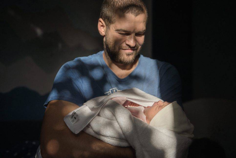 Andrei holds his new-born daughter. Andrei’s wife Polina was sentenced to one and a half years of open prison, and Andrei to one and a half years in a penal colony for participating in protests in Brest. Photo: Pasha Kritchko