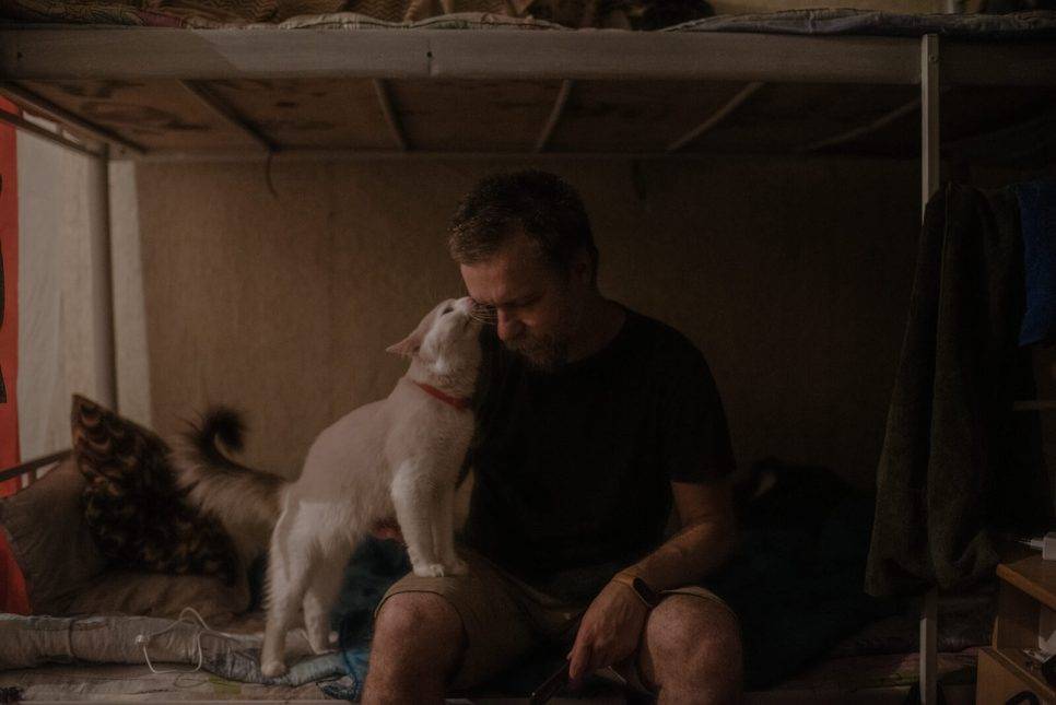 A fighter of the Kalinouski Regiment, nicknamed "Chili", and his cat at the regiment in Kyiv. Photo: Pasha Kritchko