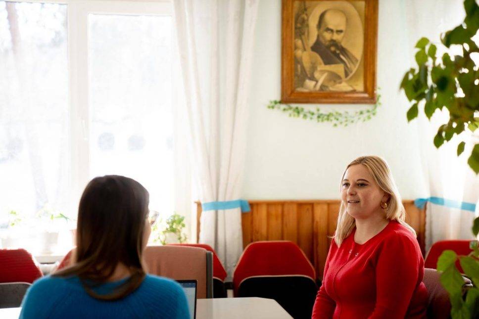 Тетяна Гоцуляк та журналіст Маргарита Лубкова під час розмови в приміщенні громадської організації «Координати успішної громади»