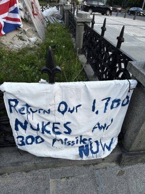 «Негайно поверніть наших 1700 ядерних боєголовок» – напис нагадує про гарантії безпеки, передбачені Будапештським меморандумом, в обмін на які Україна відмовилася від третього за потужністю ядерного арсеналу у світі в 1994 році. Фото: Ніно Чічуа/Netgazeti