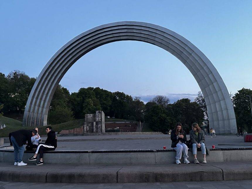Арка свободи українського народу (колишня Арка дружби народів). У квітні 2022 року, згідно з рішенням Київської міської ради, було демонтовано скульптуру двох робітників – символу дружби українського й російського народів. Фото: Ніно Чічуа/Netgazeti