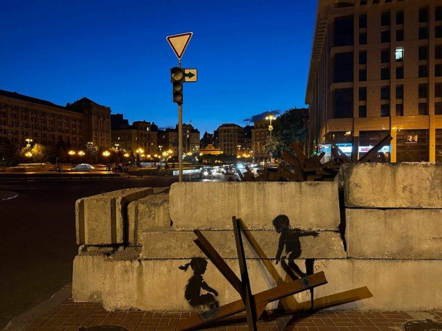 Графіті британського художника Бенксі в центрі Києва. Фото: Ніно Чічуа/Netgazeti